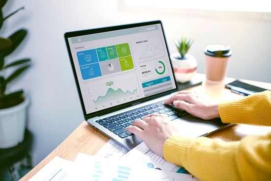 businesspeople-working-finance-accounting-analyze-financi_74952-1399.jpg